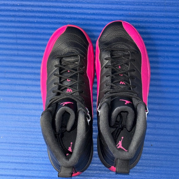 Size 7.5Y- GS Jordan 12 Retro Black Deadly Pink 510815-026 Women’s 9 - Picture 5 of 8